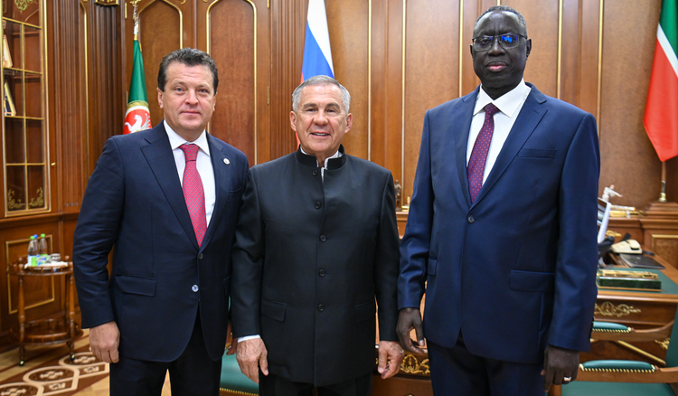 Rencontre entre l'Ambassadeur Jean-Baptiste Tine et le Président du Tatarstan Rustam Minnikhanov au Kremlin de Kazan